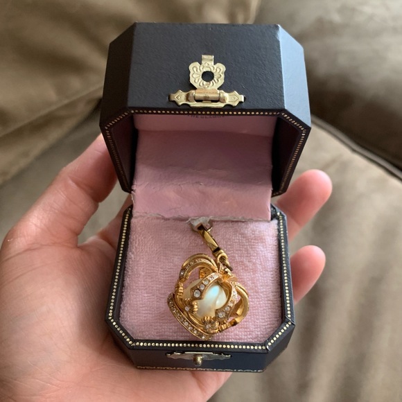 NIB NEW RARE JUICY COUTURE CROWN PEARL DOME CHARM BRACELET - Picture 2 of 9